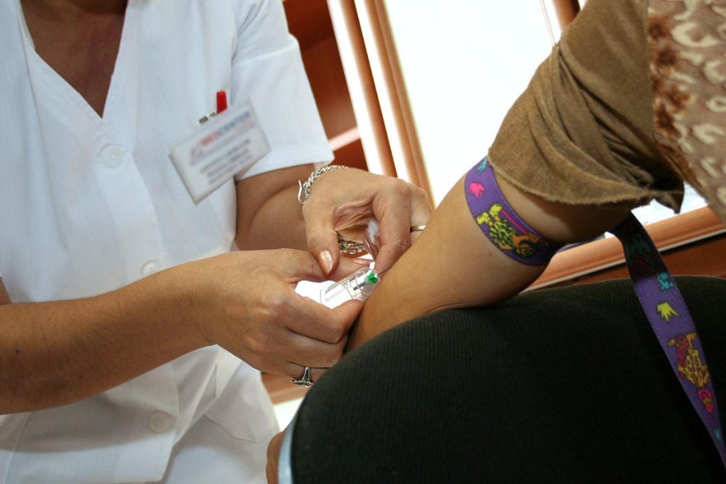 Photo of medical stuff doing blood test to patient - concept of how long oxycodone stays in your system